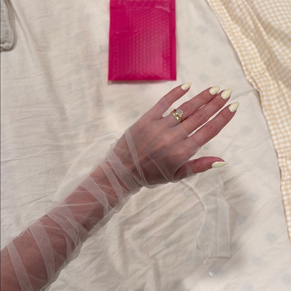 Elegant Sheer Gloves in Cream